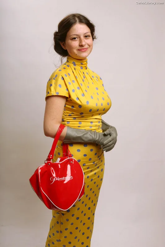Alia Shawkat photo 6 of 19