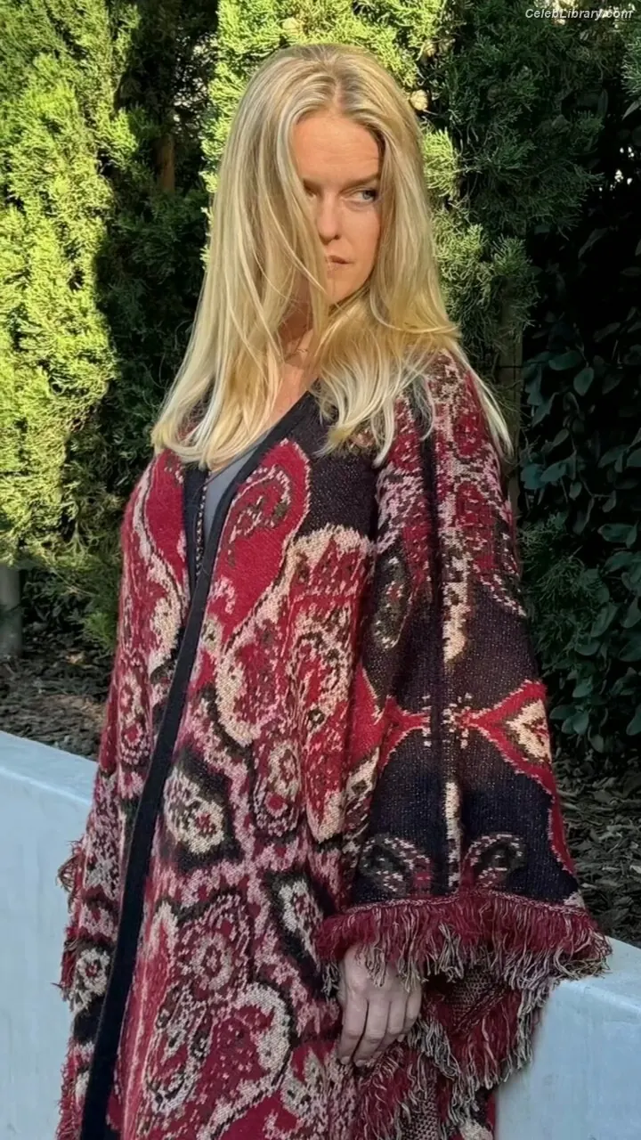 Alice Eve photo 16 of 410