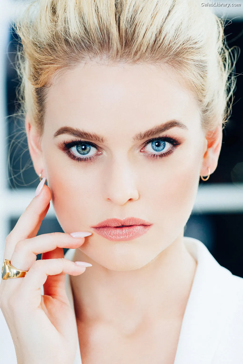 Alice Eve photo 18 of 410