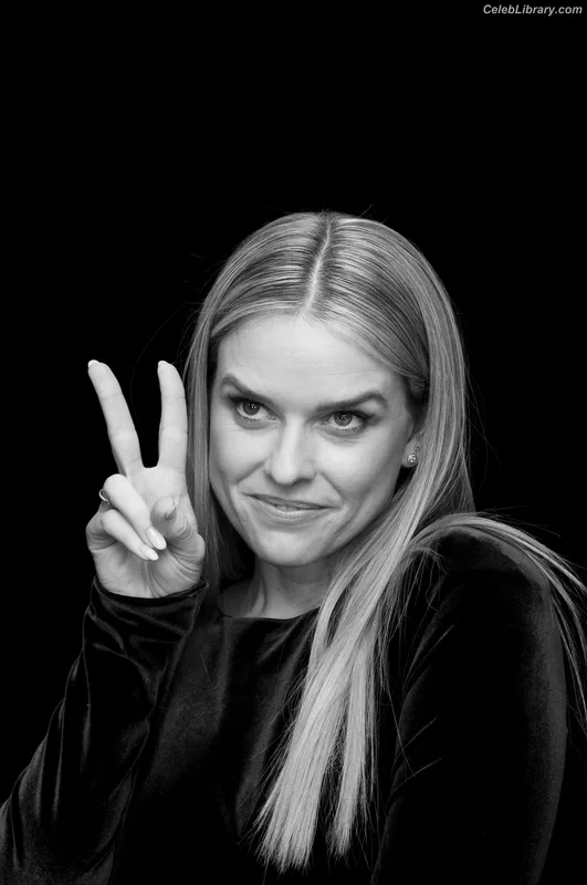 Alice Eve photo 12 of 411