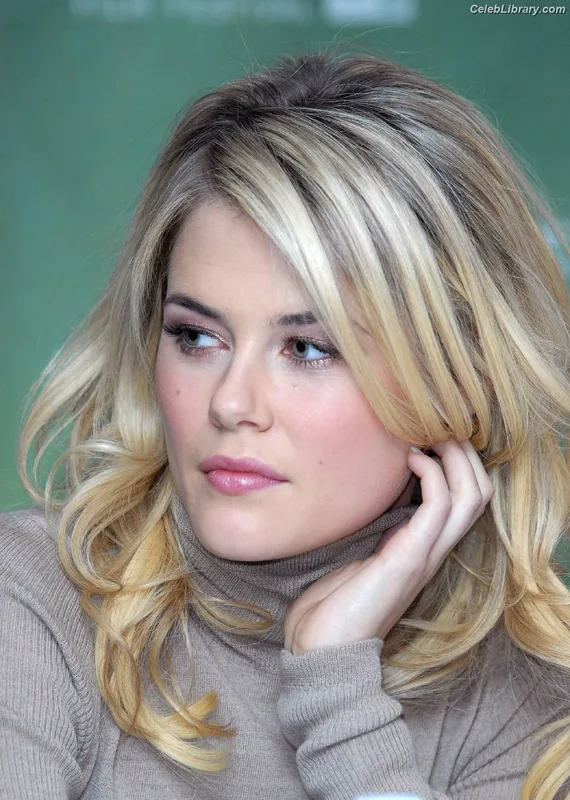 Alice Eve photo 6 of 411