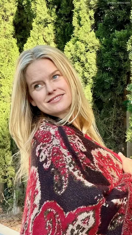 Alice Eve photo 9 of 411