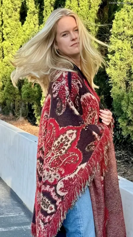 Alice Eve photo 19 of 411