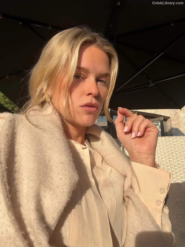Alice Eve photo 4 of 411