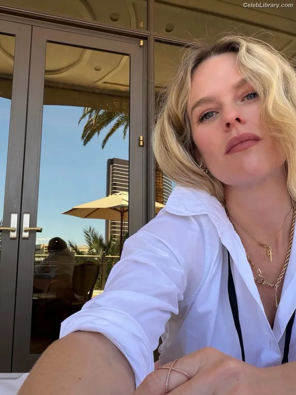Alice Eve photo 8 of 411