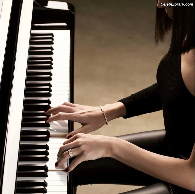Alice Sara Ott photo 11 of 22