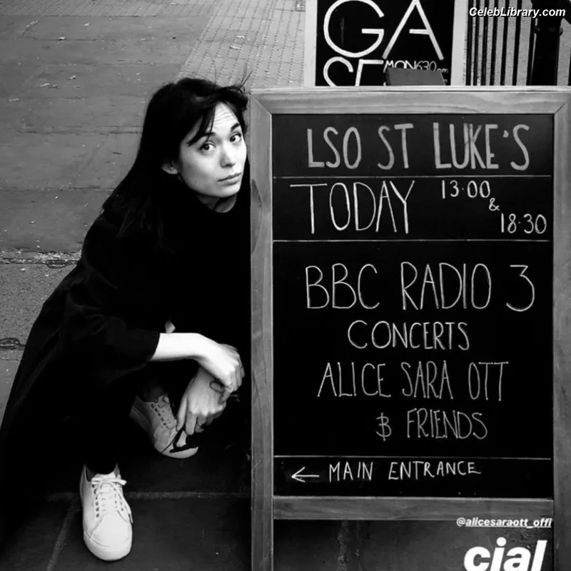 Alice Sara Ott photo 17 of 22