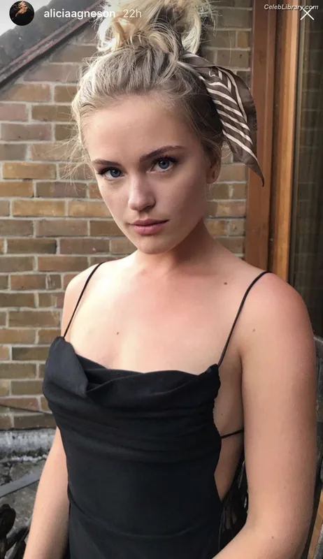 Alicia Agneson photo 20 of 50