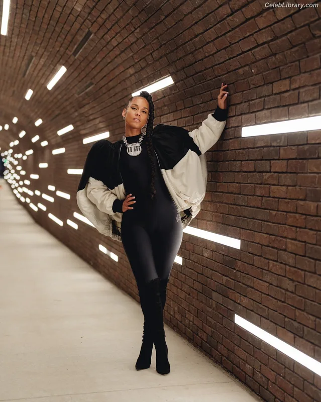 Alicia Keys photo 3 of 232