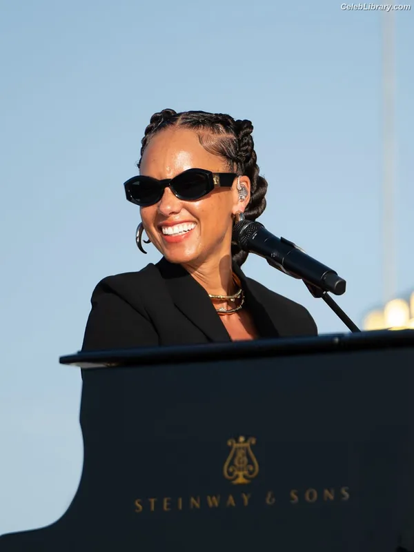 Alicia Keys photo 1 of 232