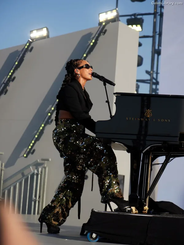 Alicia Keys photo 2 of 232