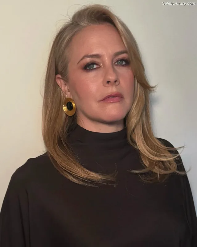 Alicia Silverstone photo 1 of 146