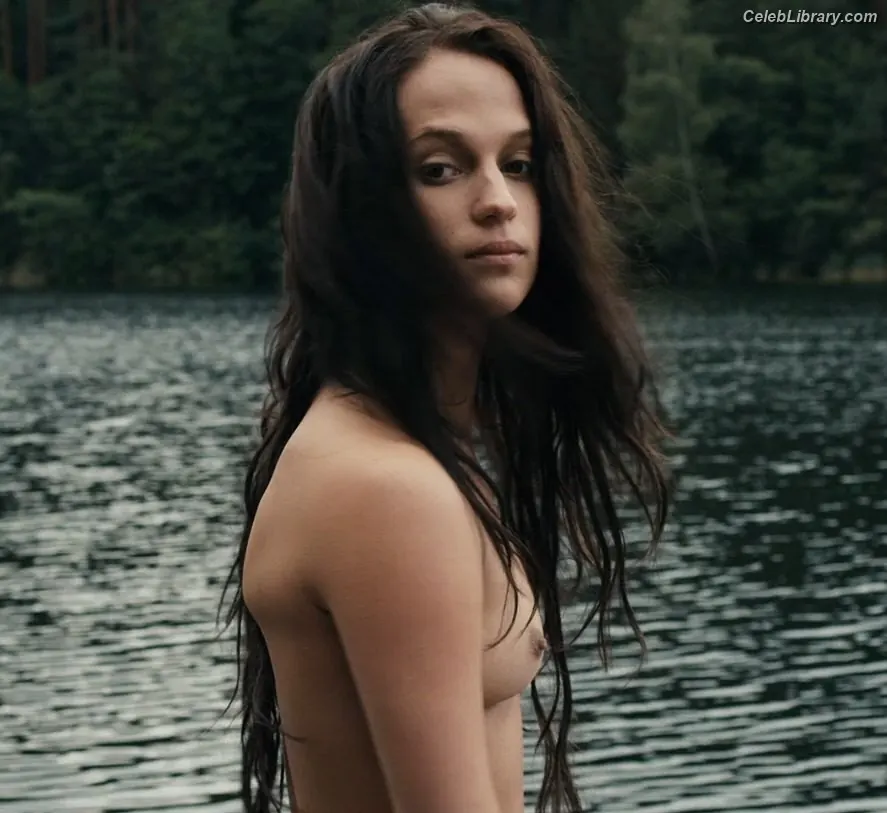 Alicia Vikander photo 3 of 440