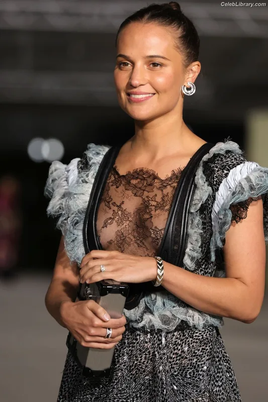Alicia Vikander photo 3 of 441