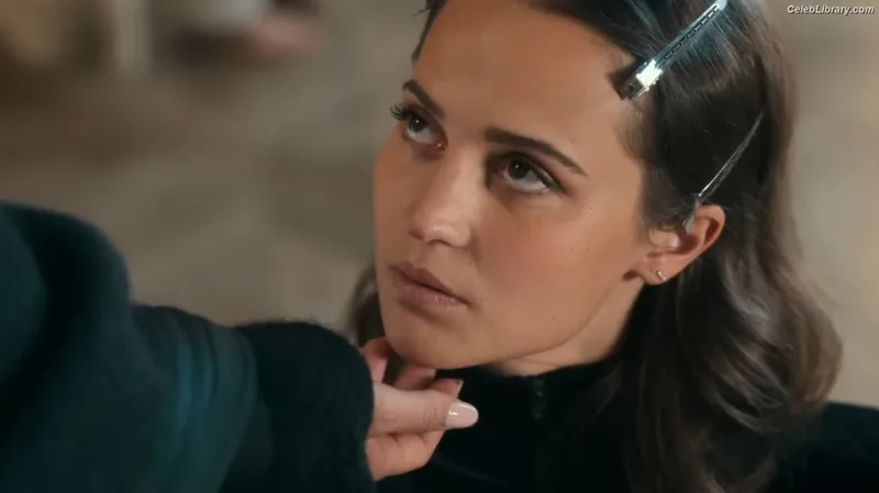 Alicia Vikander photo 5 of 441