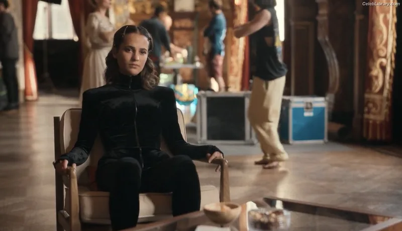 Alicia Vikander photo 9 of 441