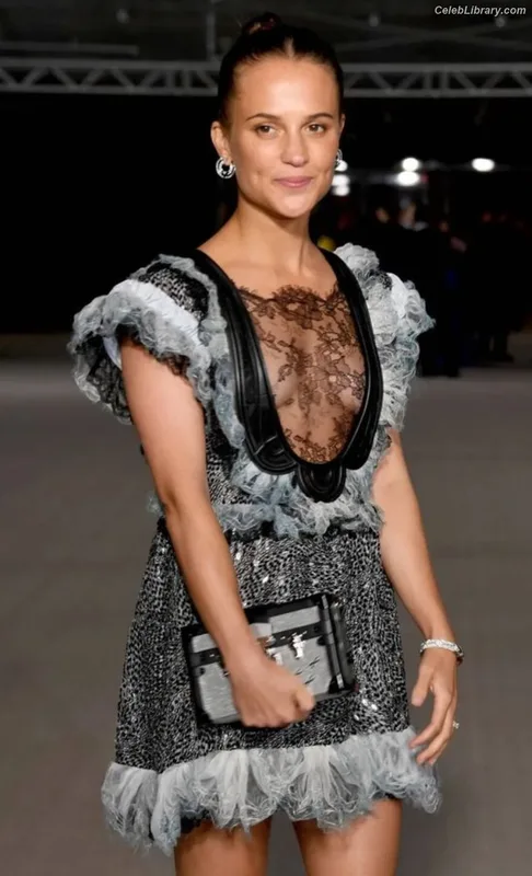 Alicia Vikander photo 10 of 441