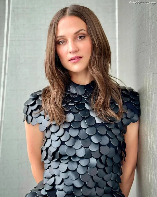 Alicia Vikander photo 12 of 441