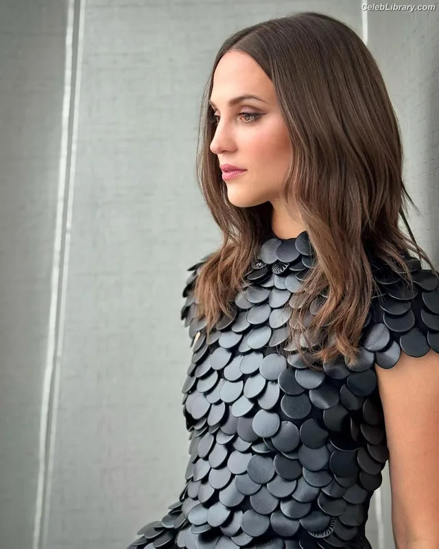 Alicia Vikander photo 13 of 441