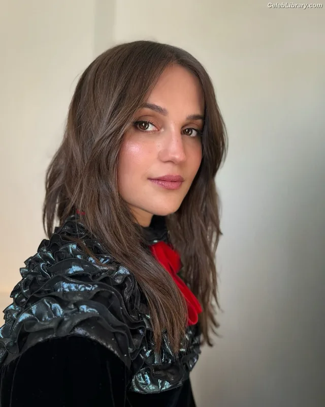Alicia Vikander photo 14 of 441