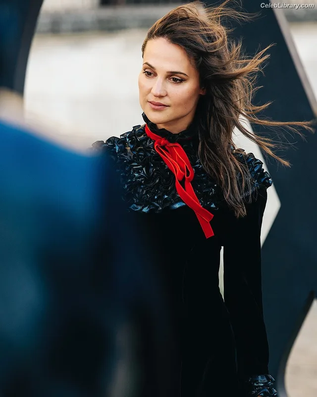 Alicia Vikander photo 15 of 441