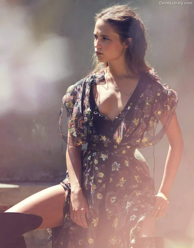 Alicia Vikander photo 16 of 441