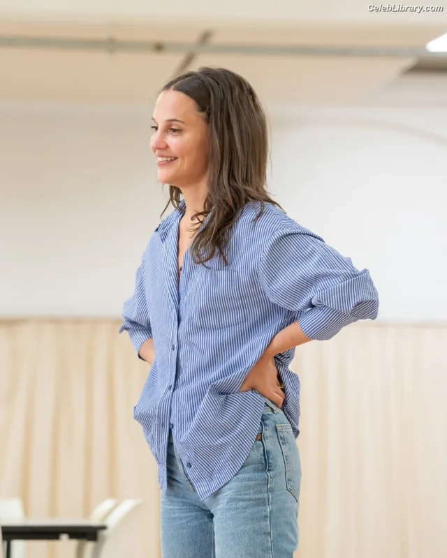 Alicia Vikander photo 18 of 441