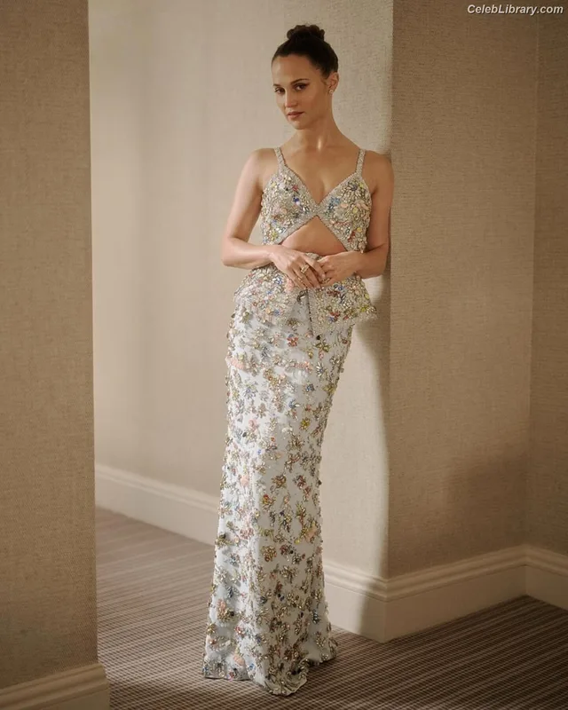 Alicia Vikander photo 20 of 441
