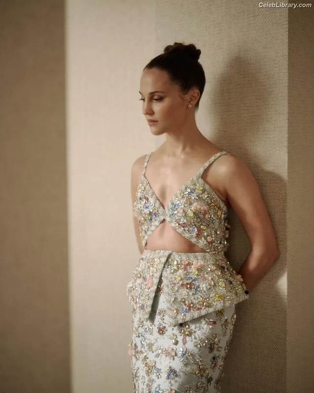 Alicia Vikander photo 21 of 441