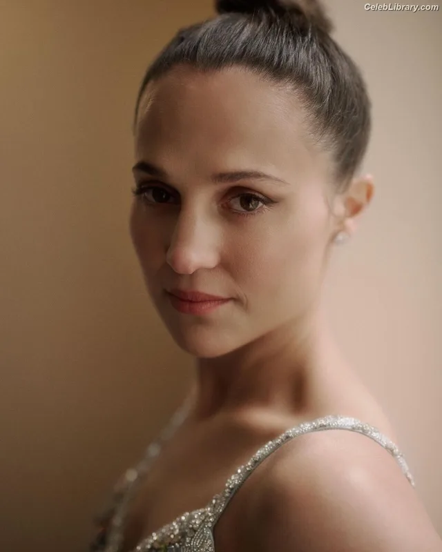 Alicia Vikander photo 22 of 441