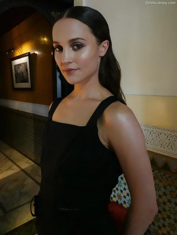 Alicia Vikander photo 8 of 441