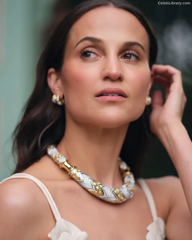 Alicia Vikander photo 12 of 441