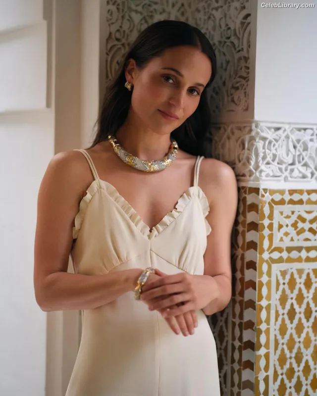 Alicia Vikander photo 13 of 441