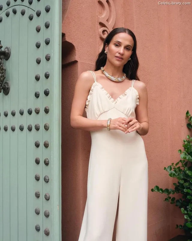Alicia Vikander photo 14 of 441