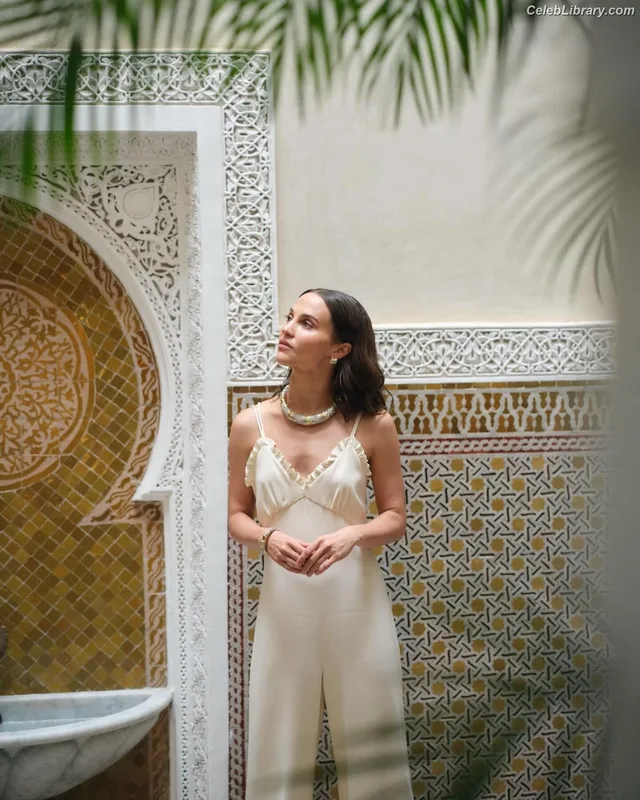 Alicia Vikander photo 15 of 441