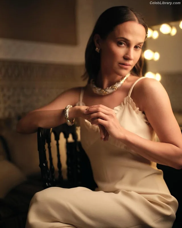Alicia Vikander photo 16 of 441