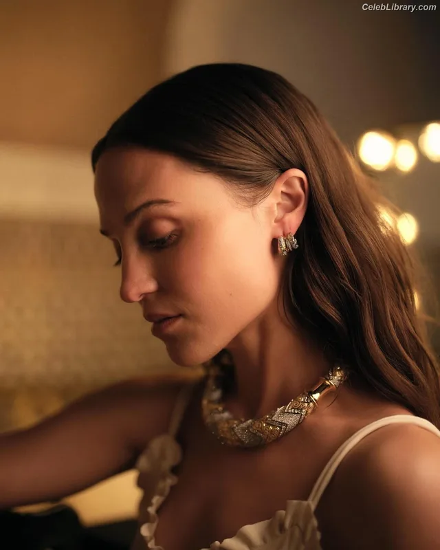 Alicia Vikander photo 17 of 441