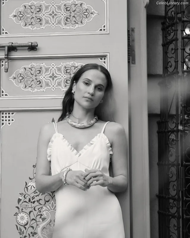 Alicia Vikander photo 18 of 441