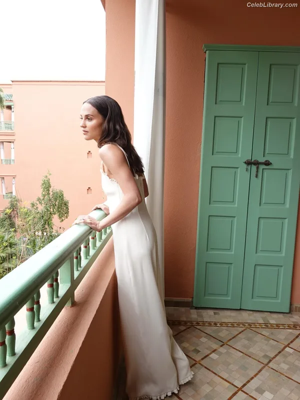 Alicia Vikander photo 21 of 441