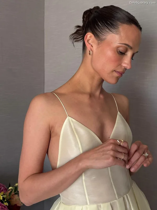 Alicia Vikander photo 2 of 441