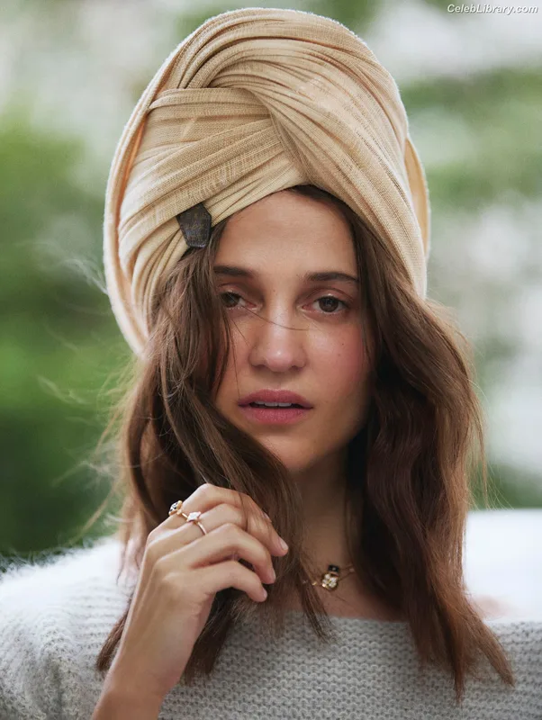 Alicia Vikander photo 4 of 441