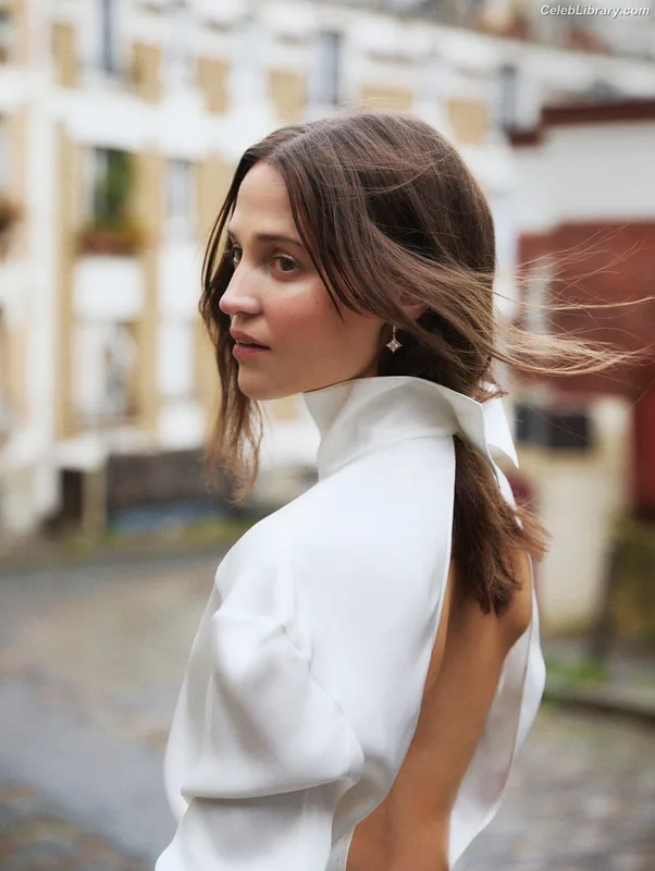 Alicia Vikander photo 5 of 441