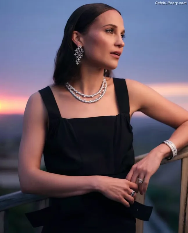 Alicia Vikander photo 12 of 441
