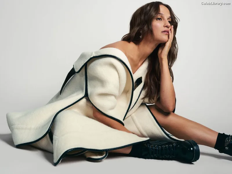 Alicia Vikander photo 14 of 441
