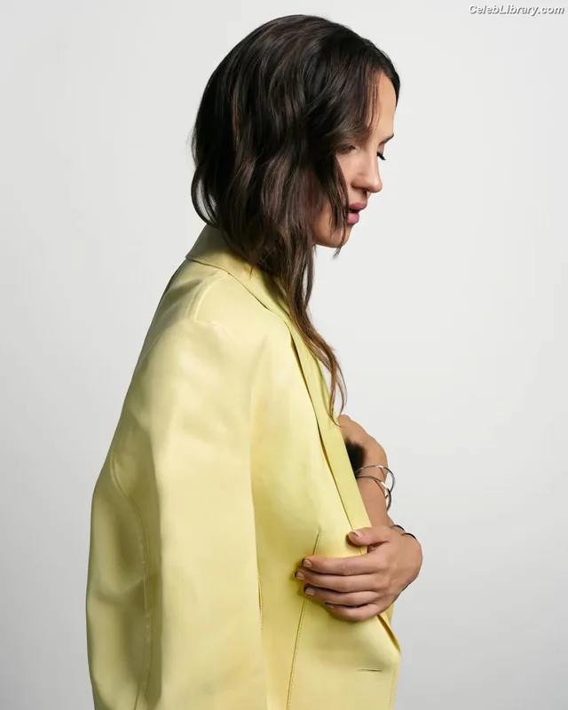 Alicia Vikander photo 15 of 441