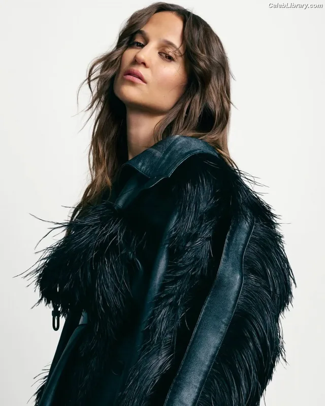 Alicia Vikander photo 16 of 441