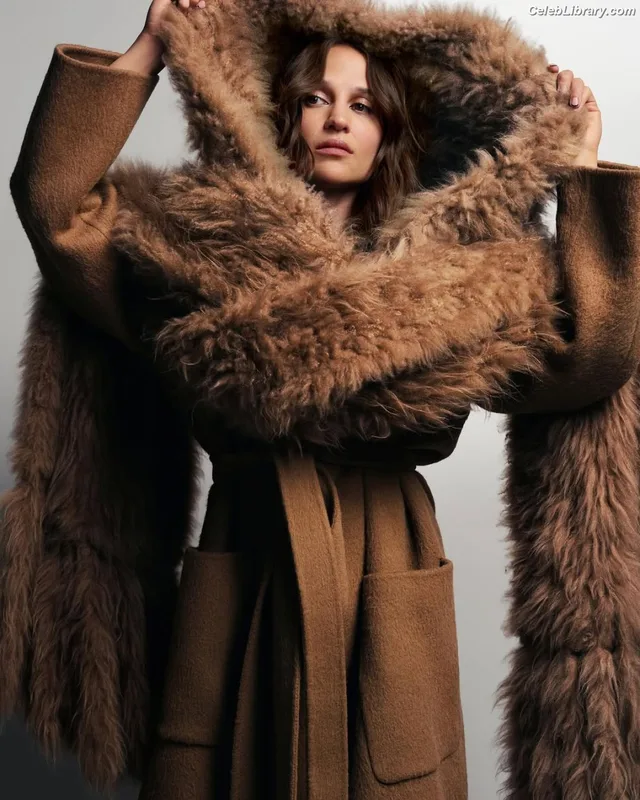 Alicia Vikander photo 17 of 441