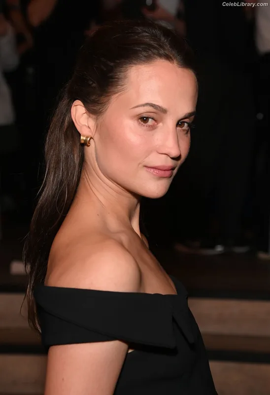 Alicia Vikander photo 23 of 441