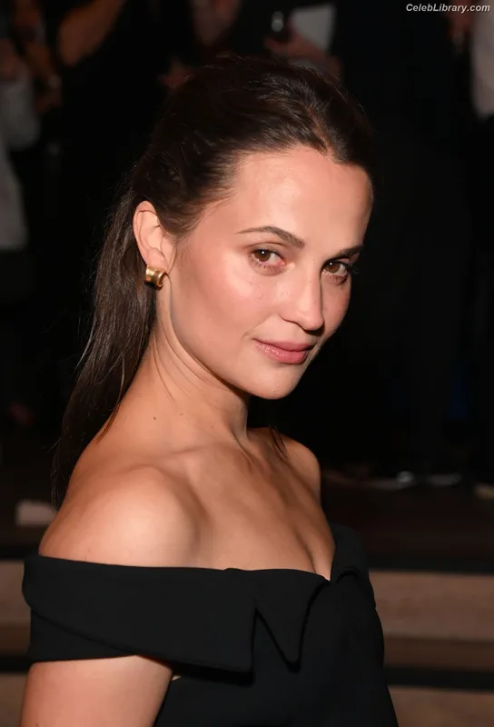 Alicia Vikander photo 24 of 441