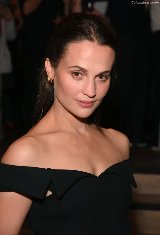 Alicia Vikander photo 2 of 441